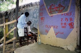 Archipel-des-Comores;-Case;-Coiffeur;-France;-Kaleidos;-Kaleidos-images;-La-parole-à-limage;-Laurent-Abad;-Mayotte;-Métier;-Océan-Indien;-Portrait;-Rue;-Stories-Pictures;-Vie-quotidienne
